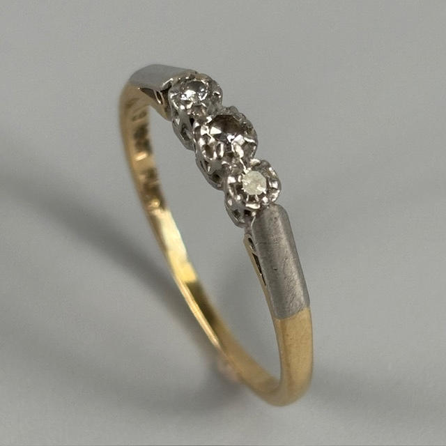 18CT DIAMOND SET RING.