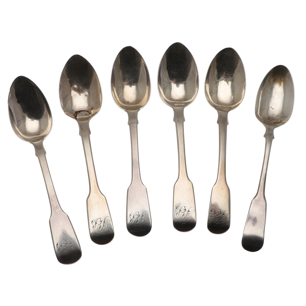 EN BLANDAD UPPSÄTTNING AV SEX SILVERFIOLMÖNSTRADE TESKEDAR.