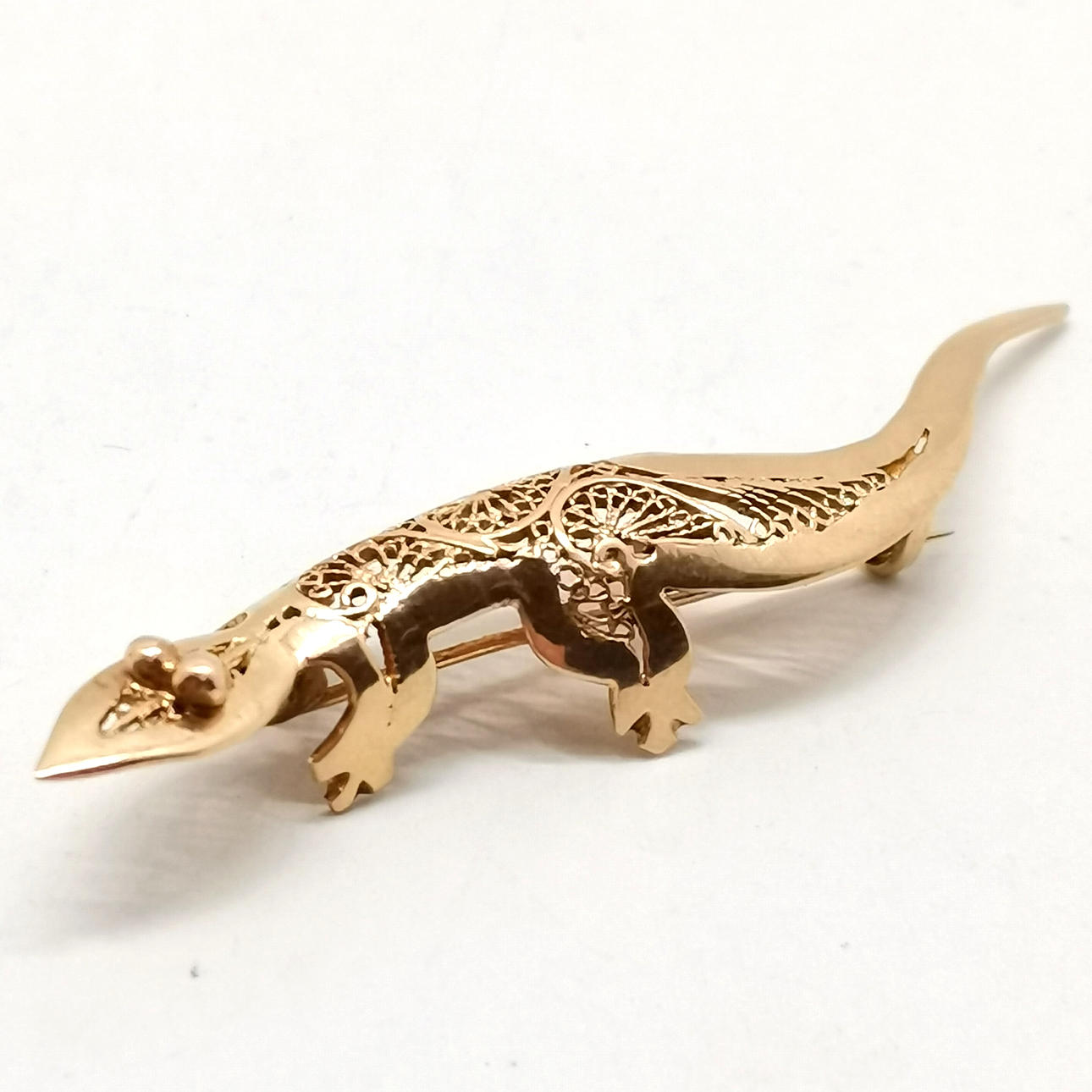 *18ct GOLD FILIGREE LIZARD BROOCH.