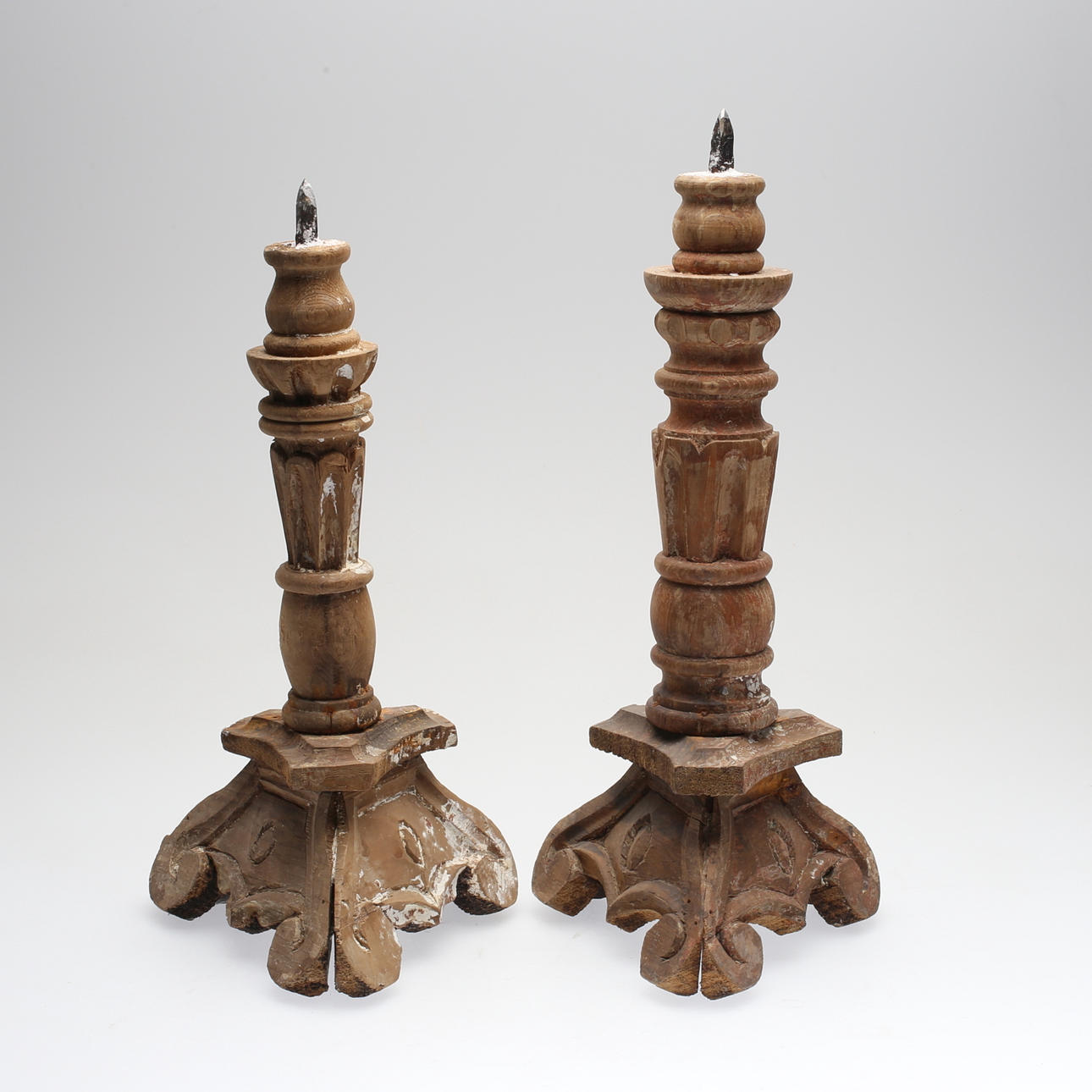 ALTARLJUSSTAKAR, 2 st snarlika, skuret trä, gustaviansk stil, 1800-tal.