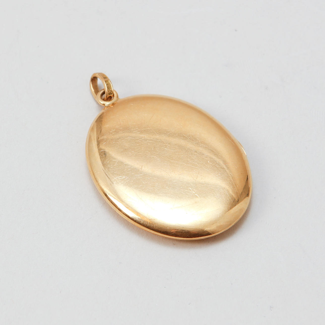 MEDALJONG, 18k guld, vikt ca 15,3 gram.