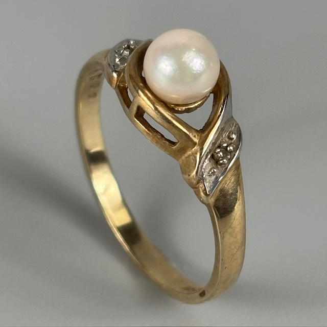 9CT GOLD PEARL SET RING.