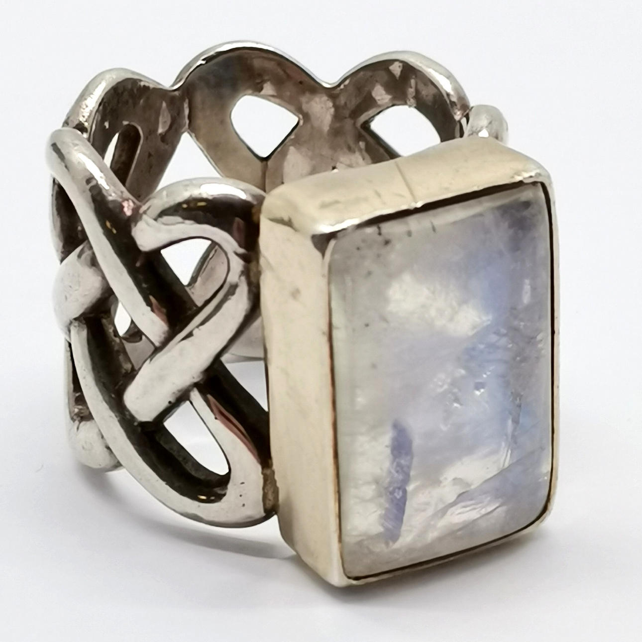 SILVER LARGE LABRADORITE SET RING WITH CELTIC DETAIL.