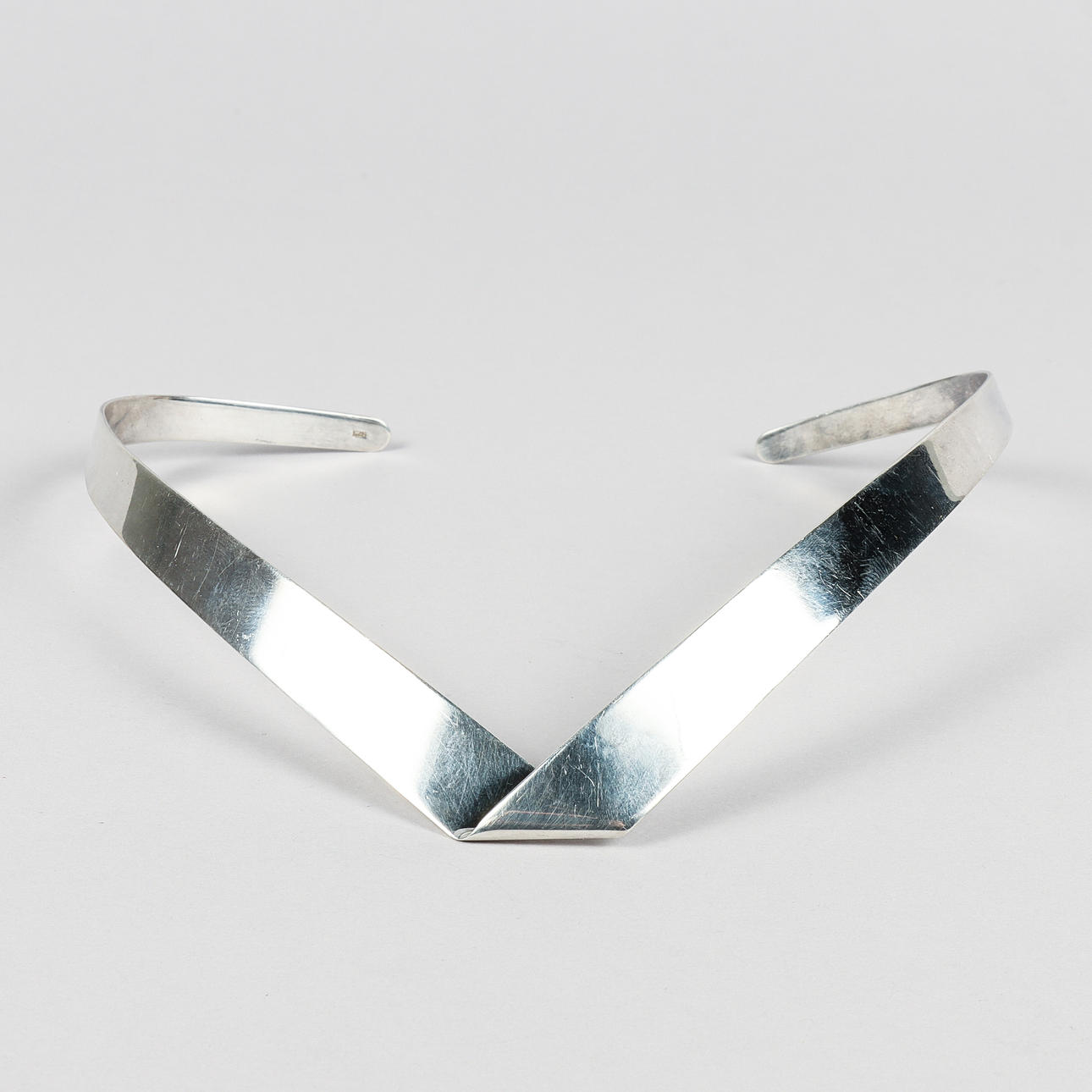 STERLING SILVER NECKLACE.