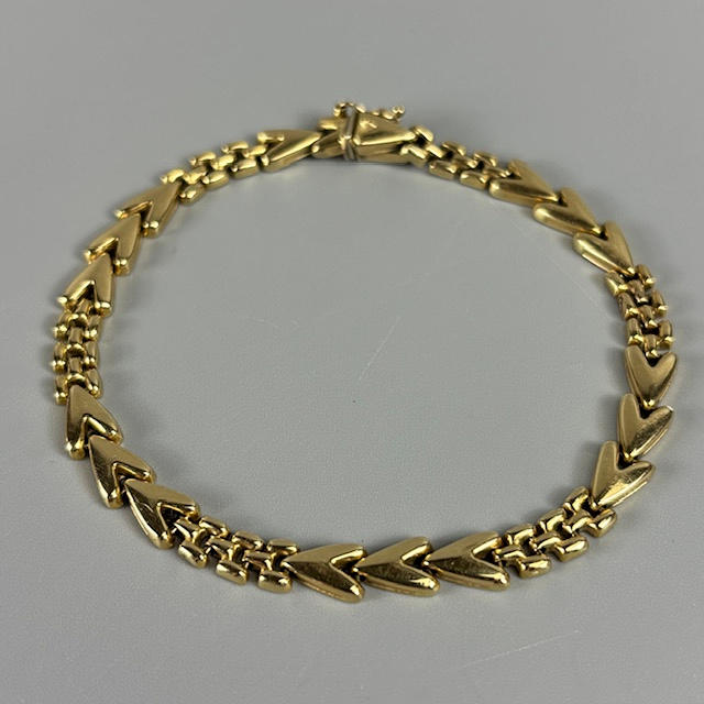 14KT GOLD STONE SET BRACELET.