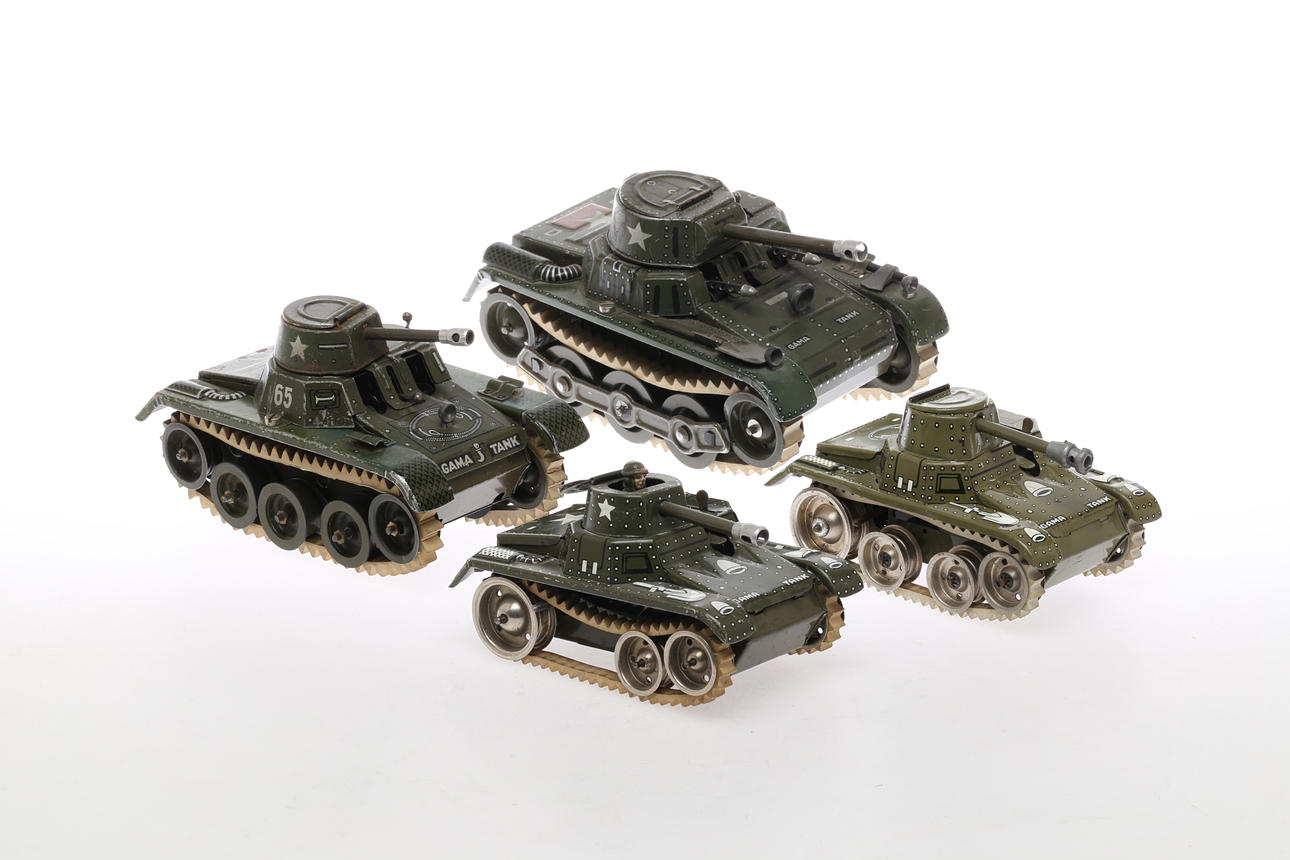 GAMA fyra stridsvagnar, urverk, originallarvfötter av gummi.