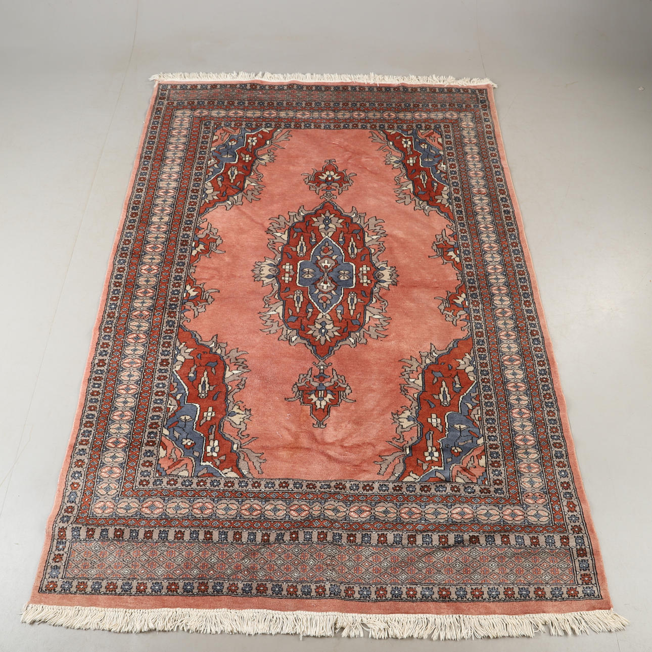 CARPET, oriental, 275 x 183 cm.