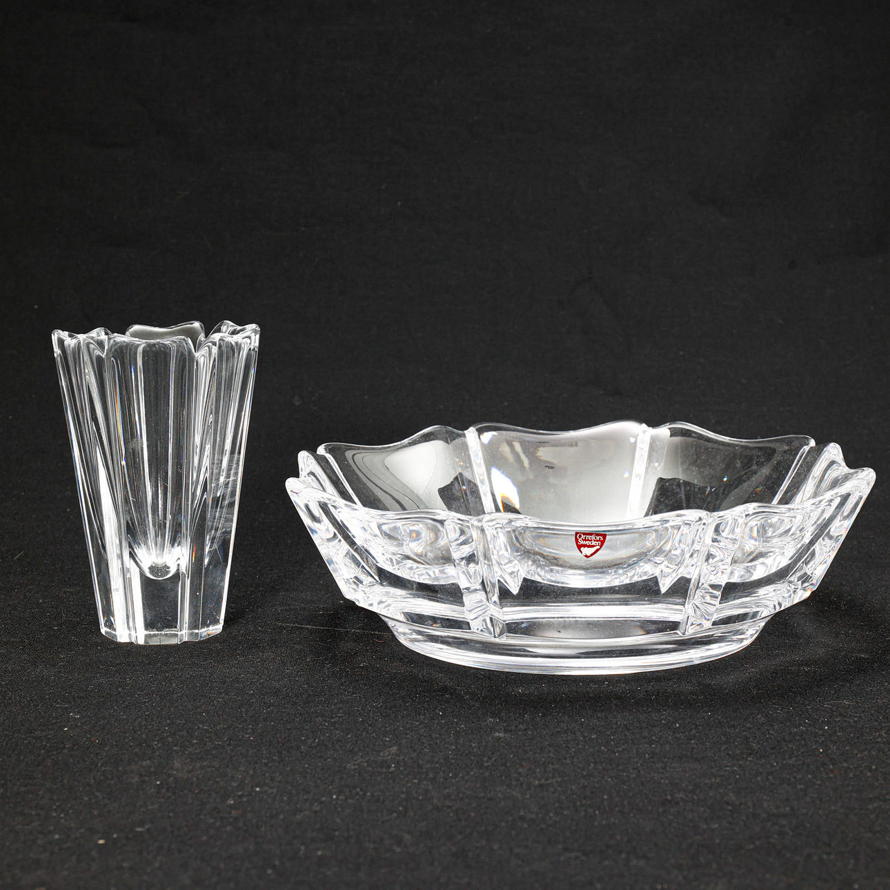 LARS HELLSTEN. GLASSKÅL samt vas, " Corona ", Orrefors.