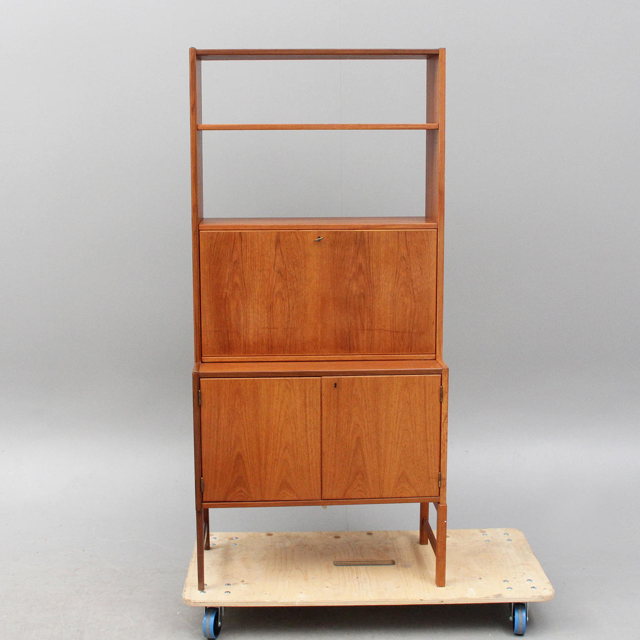 SHELF UNIT, teak, with cabinet section and glazed bar section, Skaraborg Möbelindustri Tibro, 1950s.