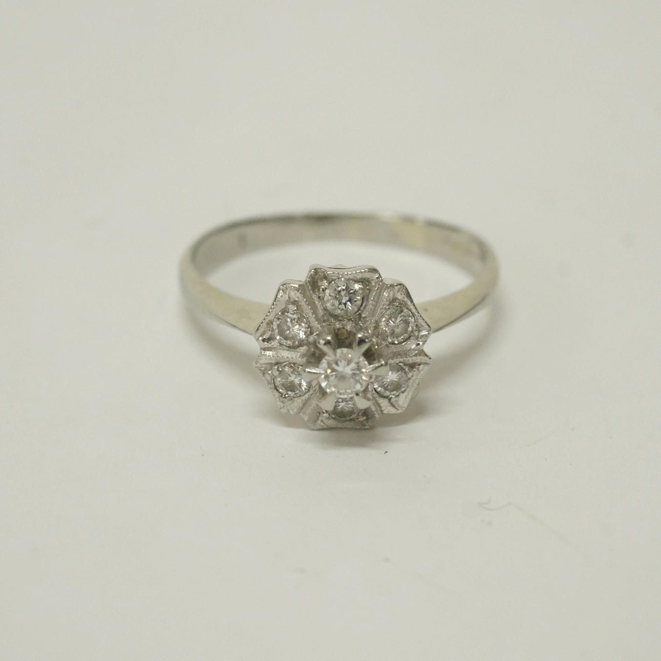 CLUSTER RING WITH DIAMOND, 18K WHITE GOLD.