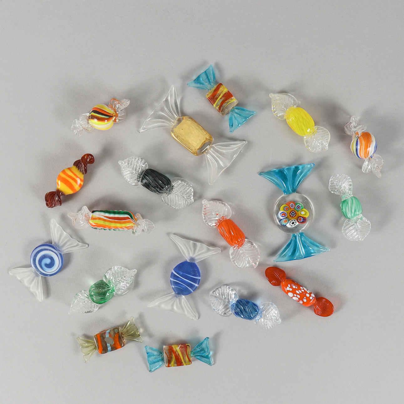 GLASS CONFECTIONERY 18 pieces.