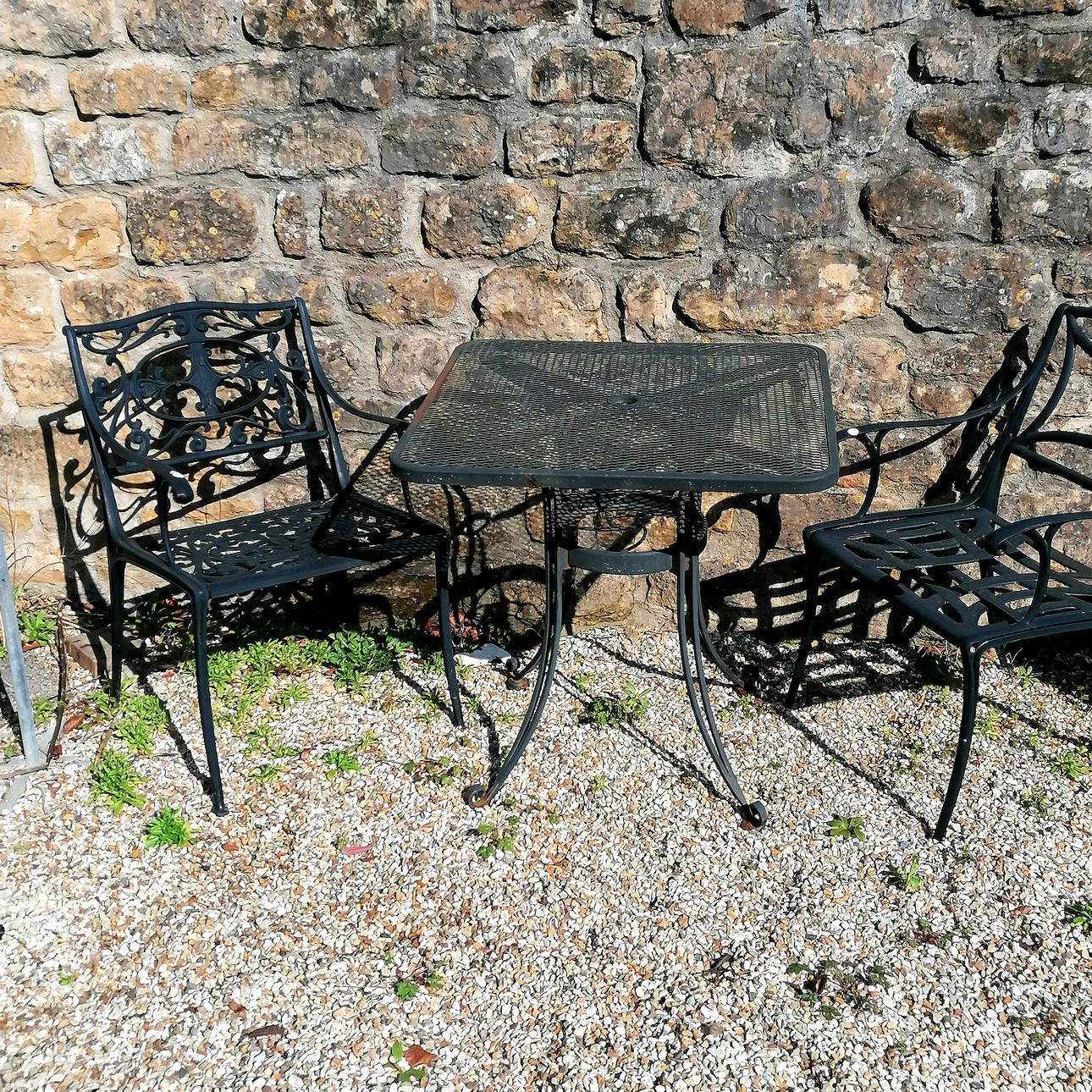 SQUARE BLACK METAL TABLE AND 2 ARMCHAIRS.
