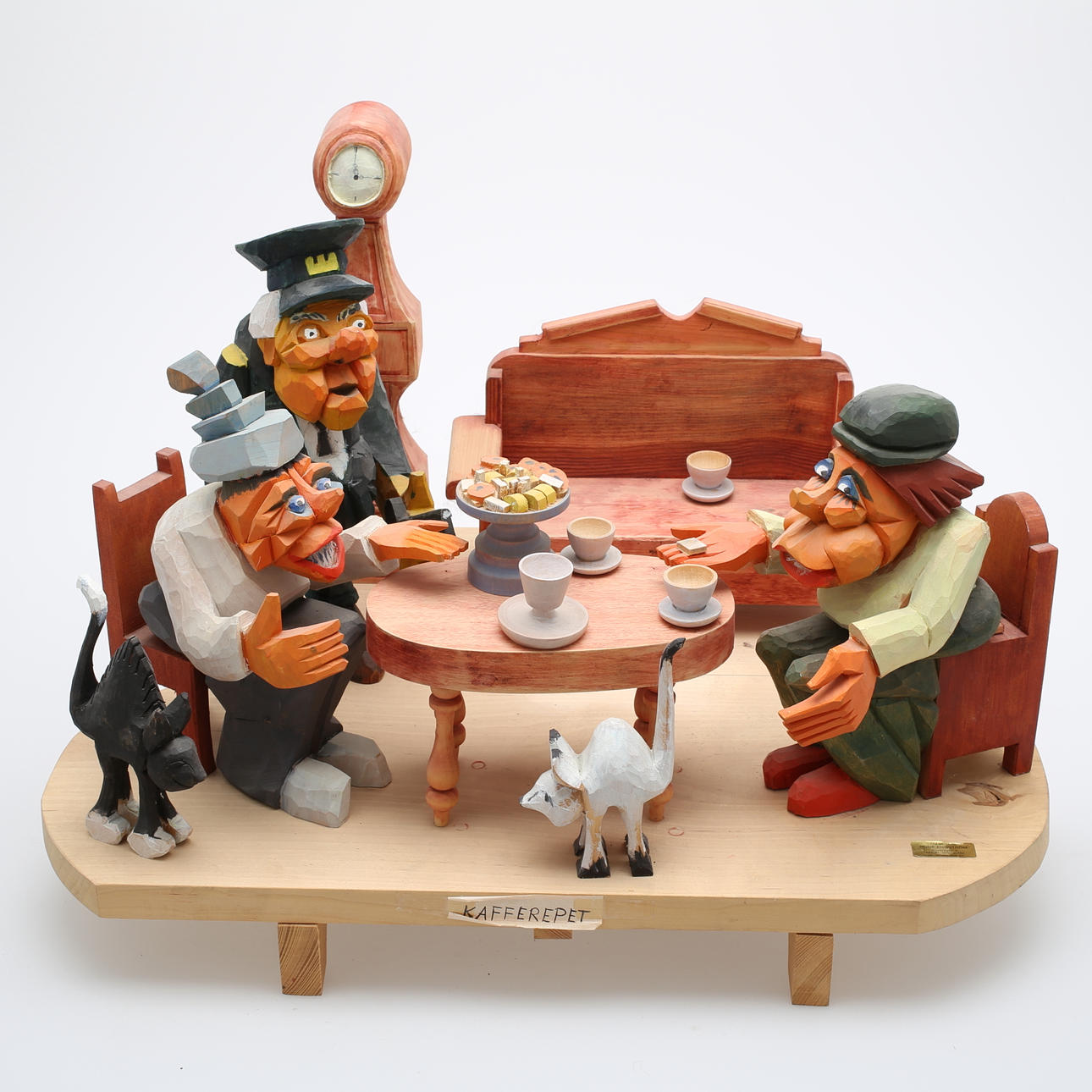 RUNE ENGSTRÖM. Skulptur, "Kafferepet", snidat trä, signerad.