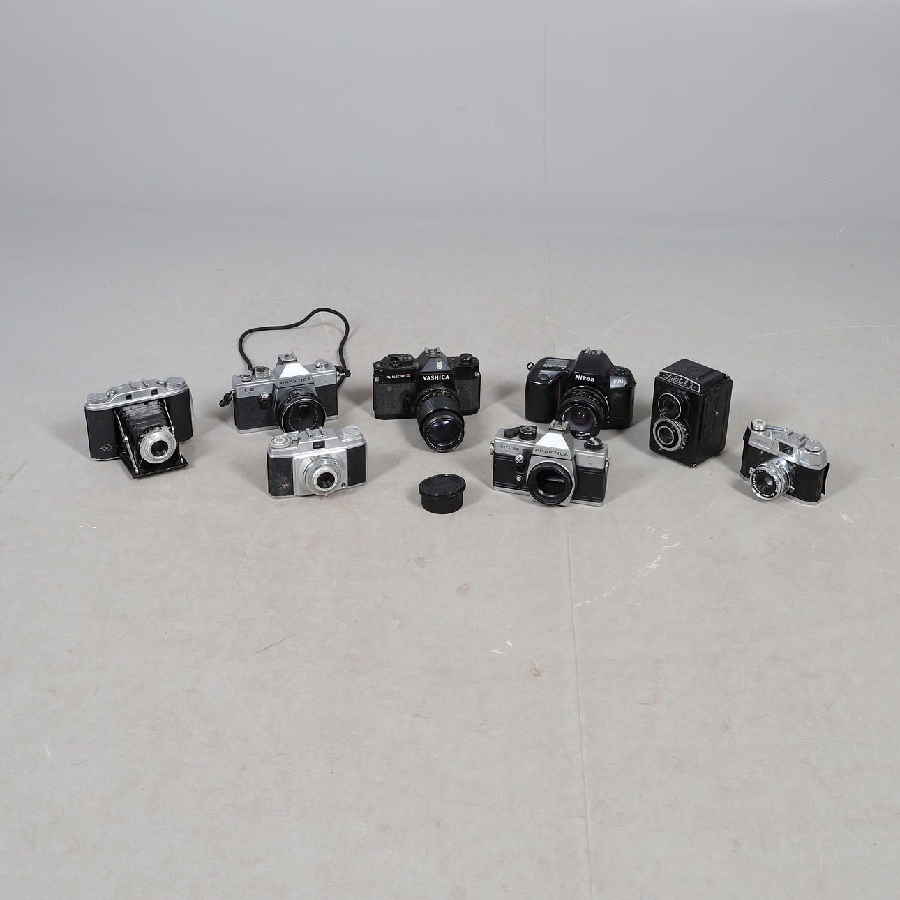 VARIOUS VINTAGE CAMERAS & LENSES.