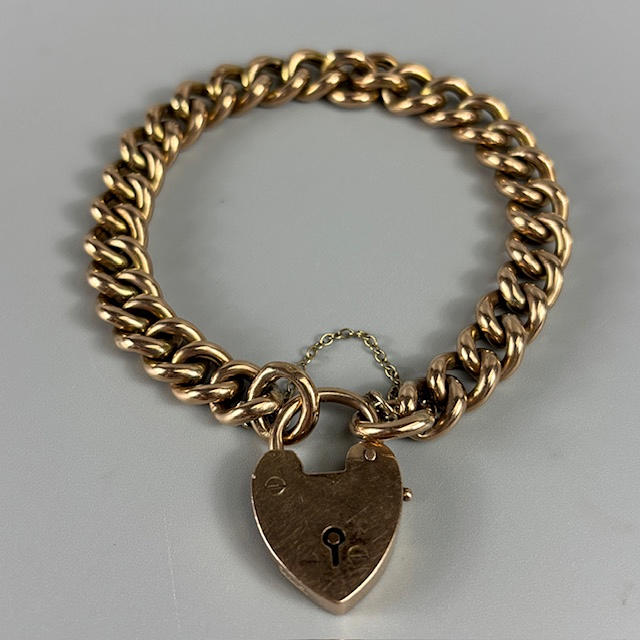 ANTIQUE 9CT GOLD CHARM BRACELET.