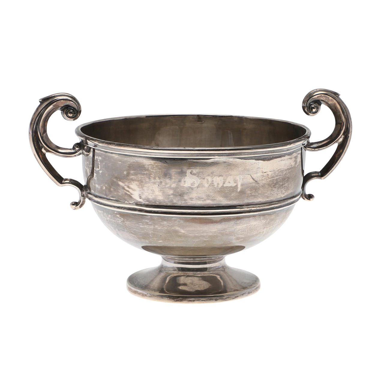 AN EDWARDIAN SILVER TWIN HANDLED TROPHY CUP.