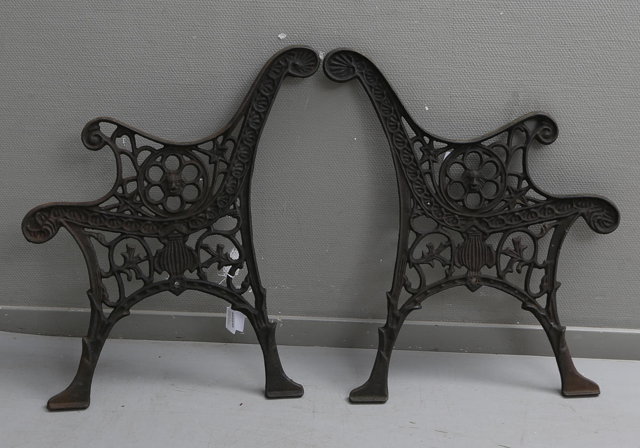 GAVLAR till trädgårdssoffa, ett par, 1900-tal.