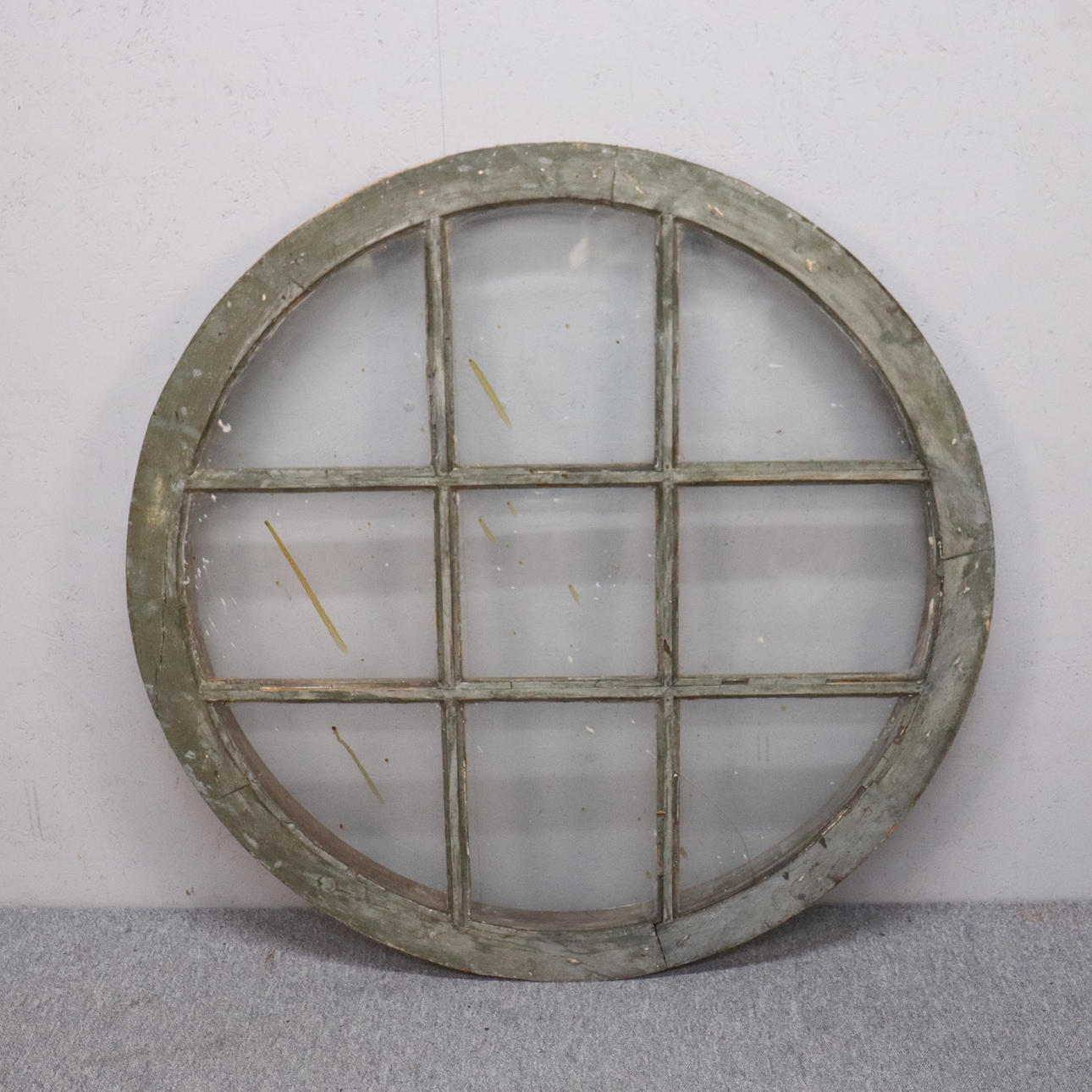 WINDOW, round shape with slit.