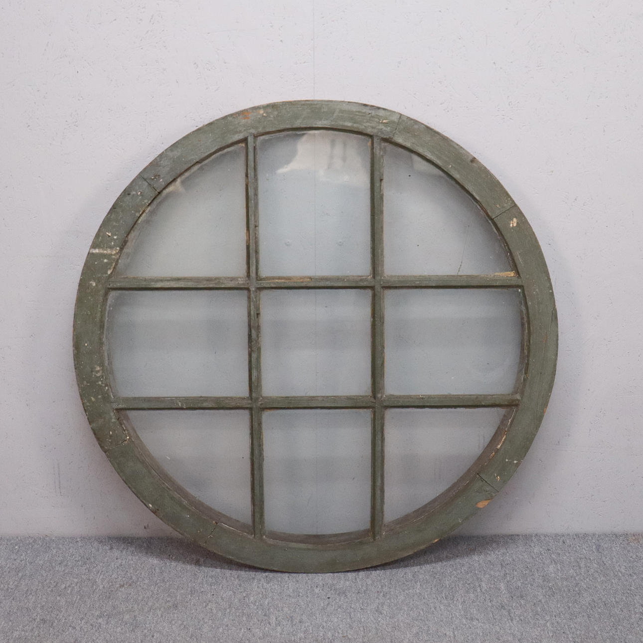 WINDOW, round shape with slit.