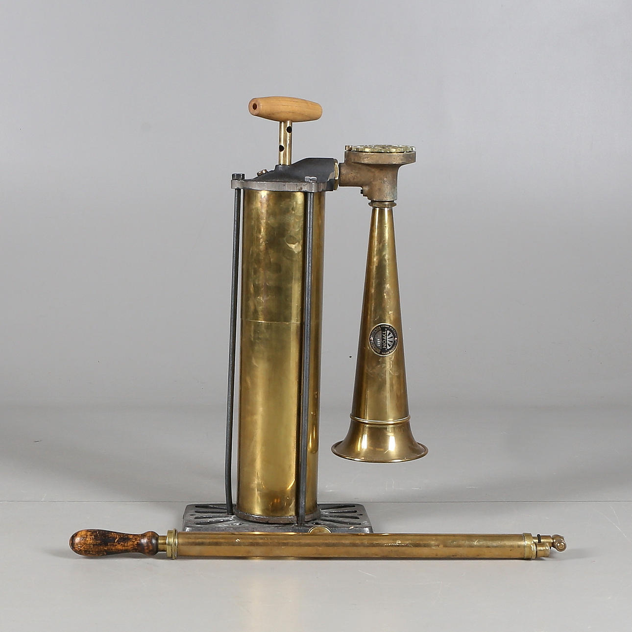 MISTLUR, "Tyfon", samt SPRIDARE, gjutjärn/mässing, 1900-tal.