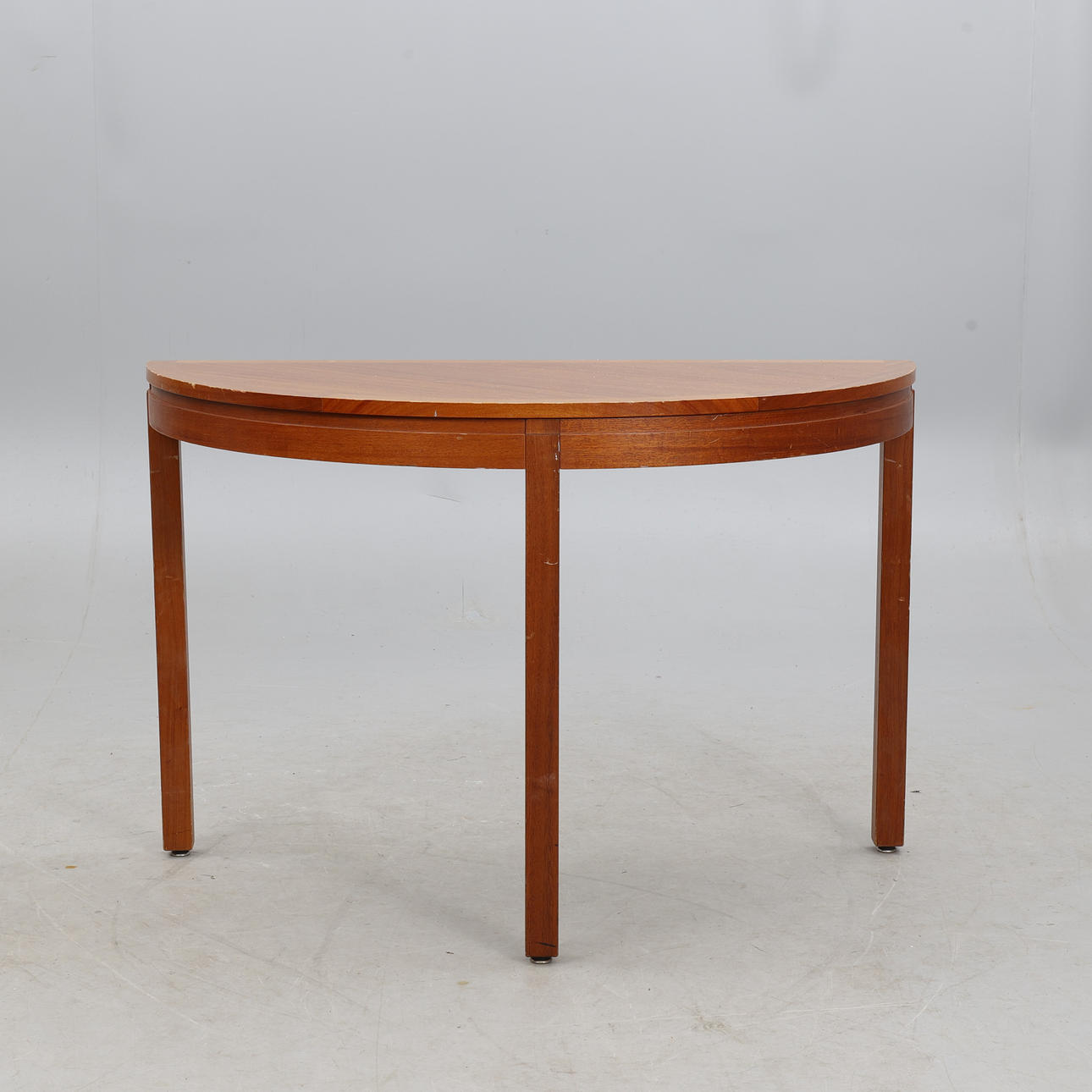 HALVMÅNEBORD, 1900-talets slut.