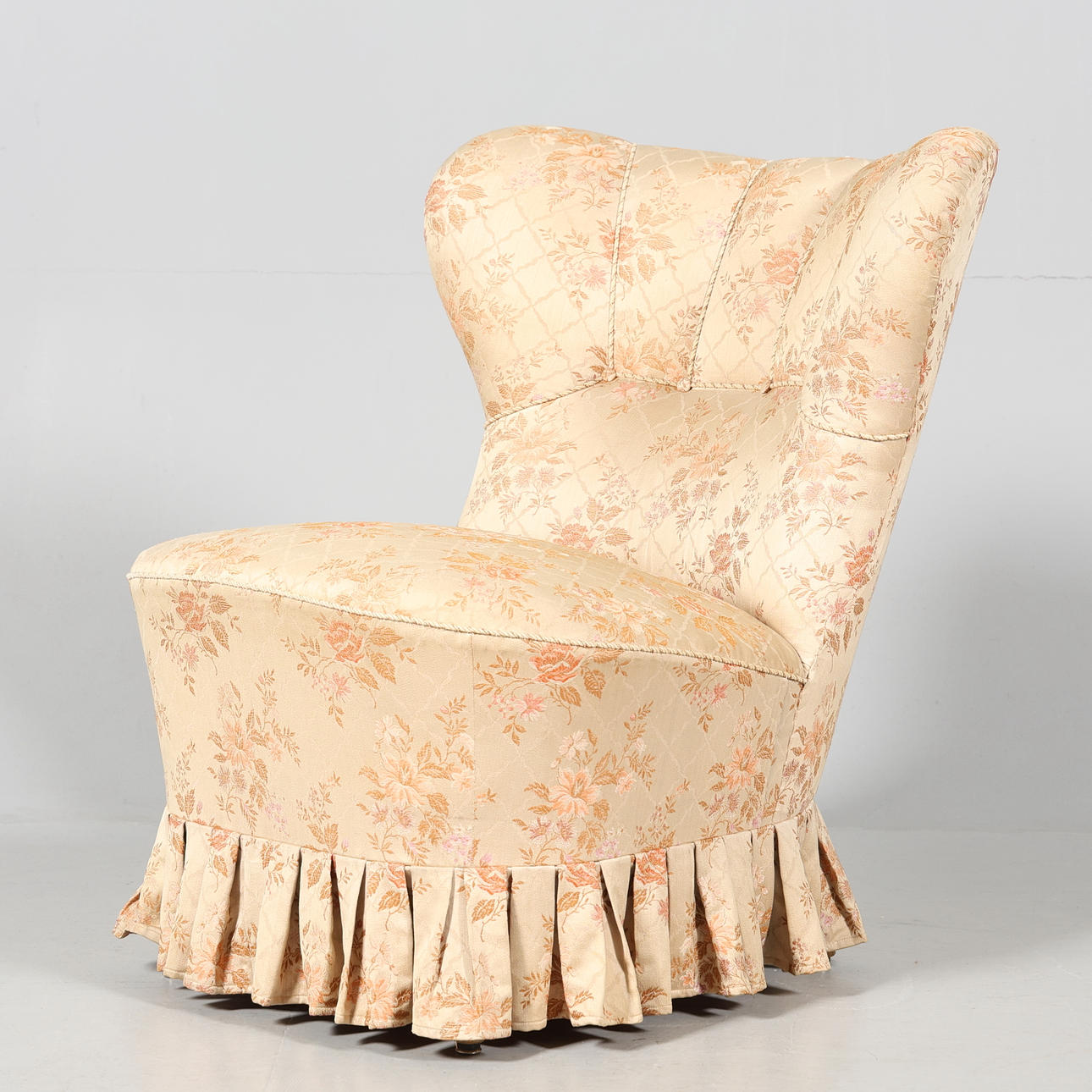 FÅTÖLJ sk. "Emmafåtölj", 1900-tal.