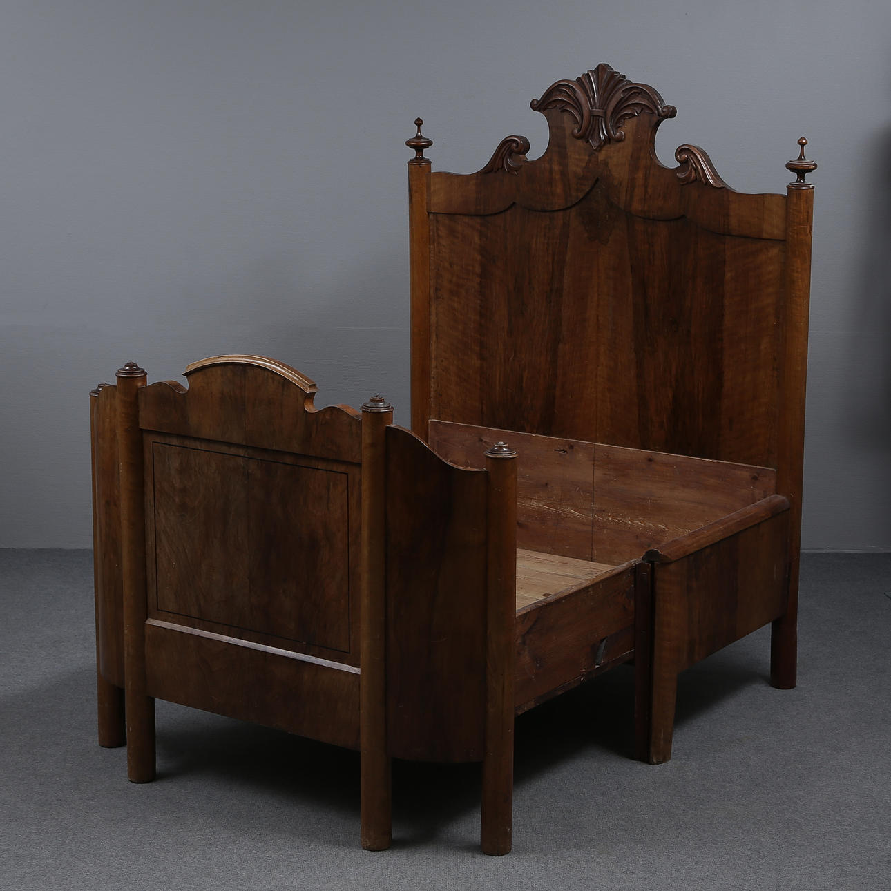 PULL-OUT BED, NEO-RENAISSANCE, WALNUT, 19TH CENTURY.