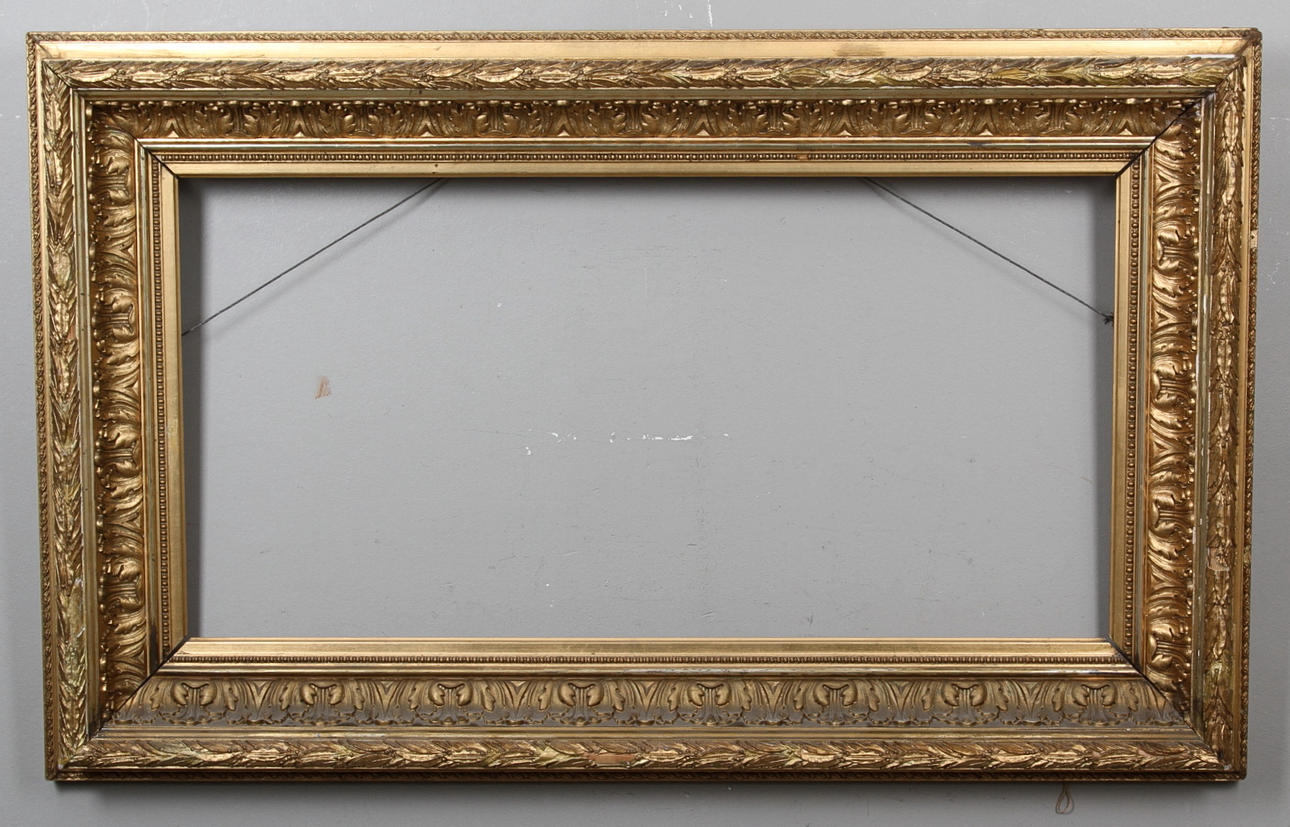 RAM, ca 1900. Dekor med akantusblad och pärlkant.