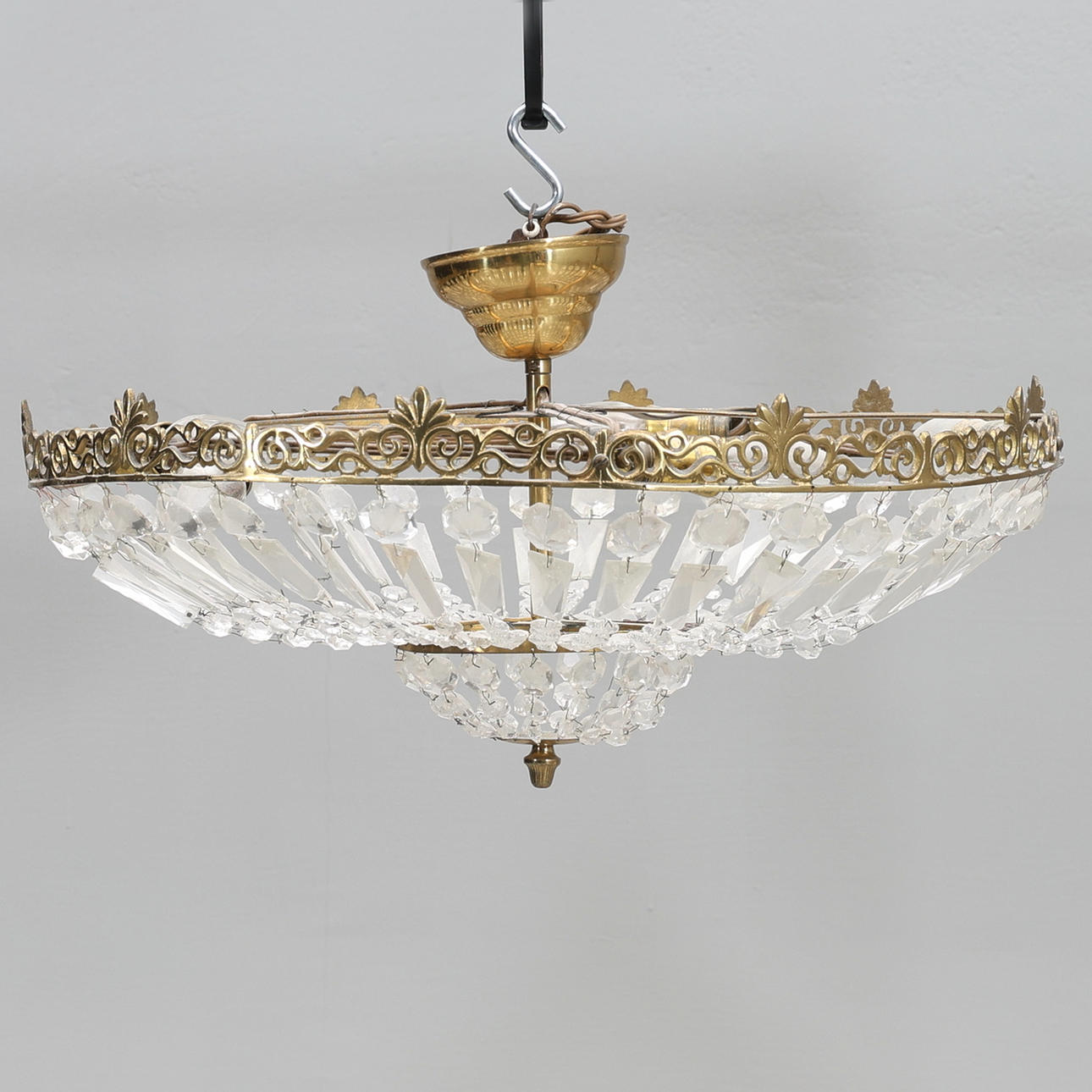 A 20th-century brass ceiling plafond with prisms.