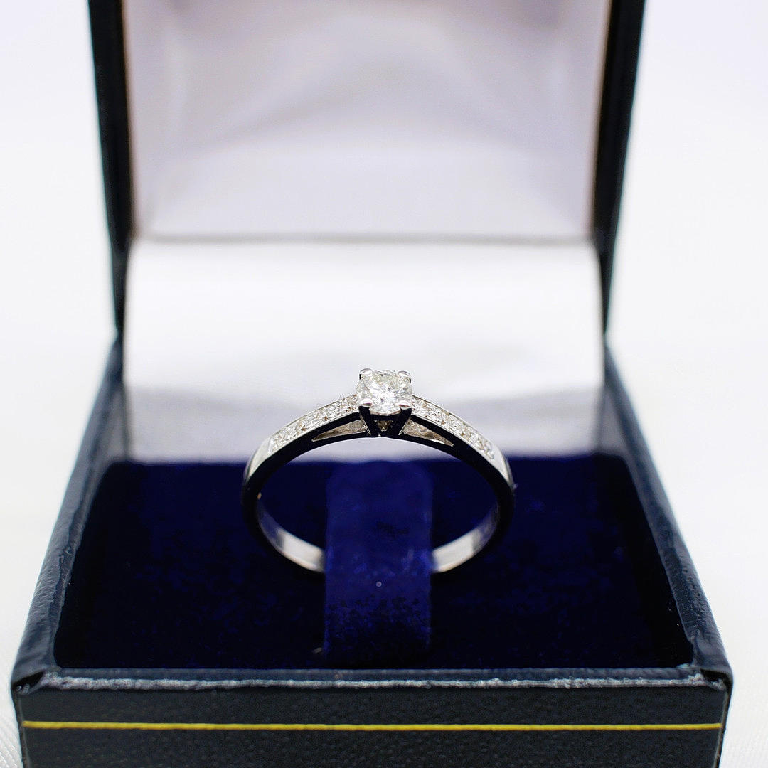 4802945. DIAMOND RING 18K WHITE GOLD.