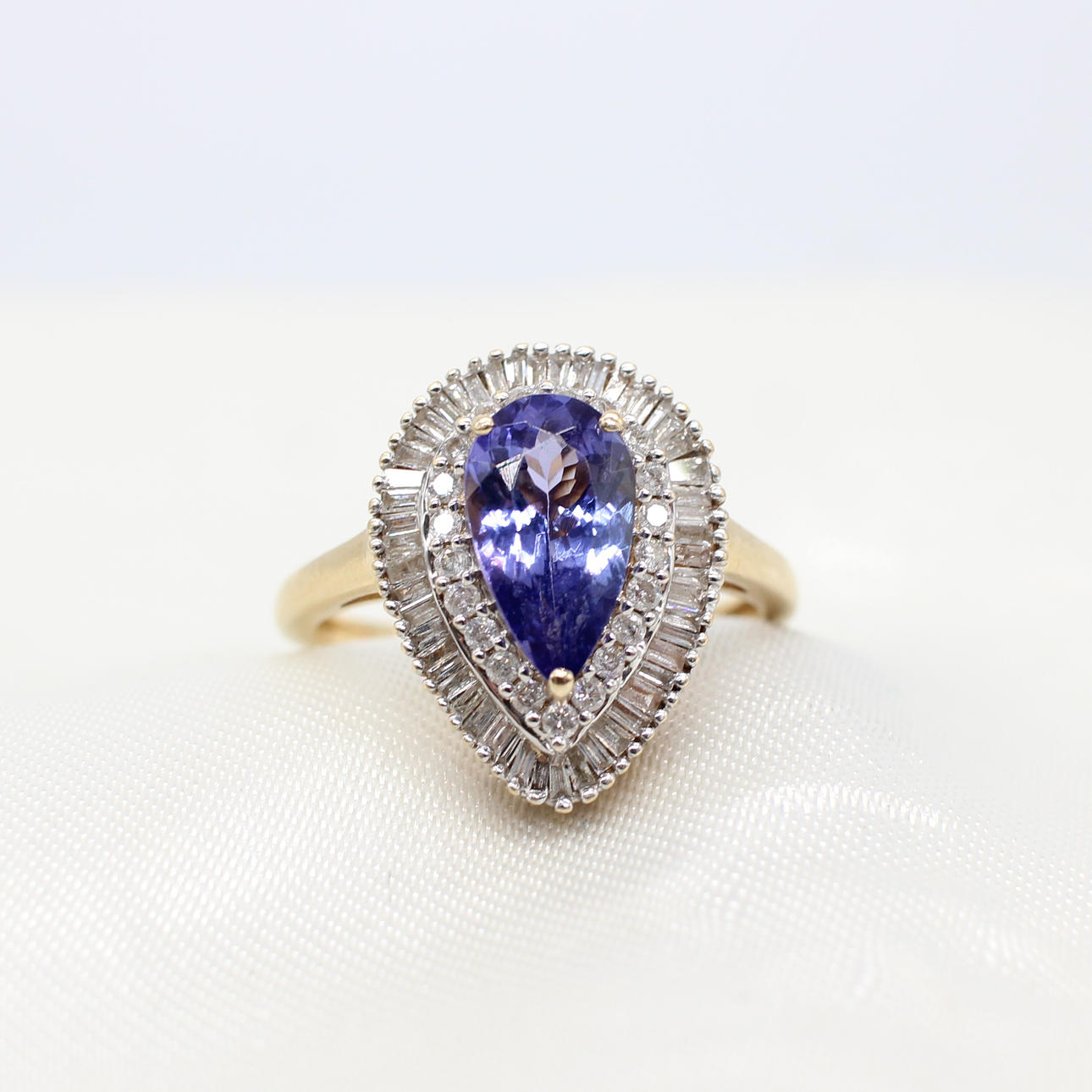 TANZANITE & DIAMOND RING.
