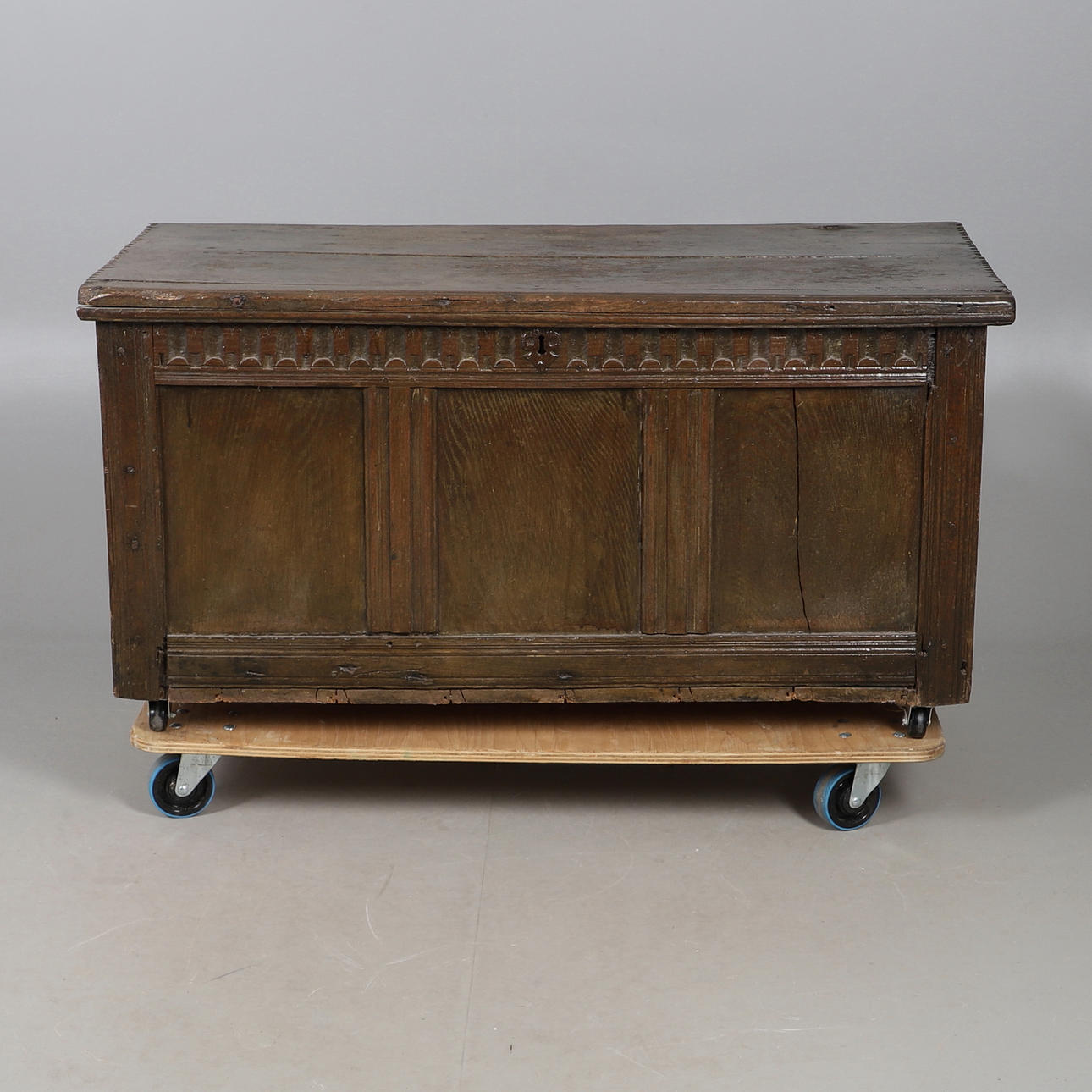 ANTIQUE OAK COFFER.