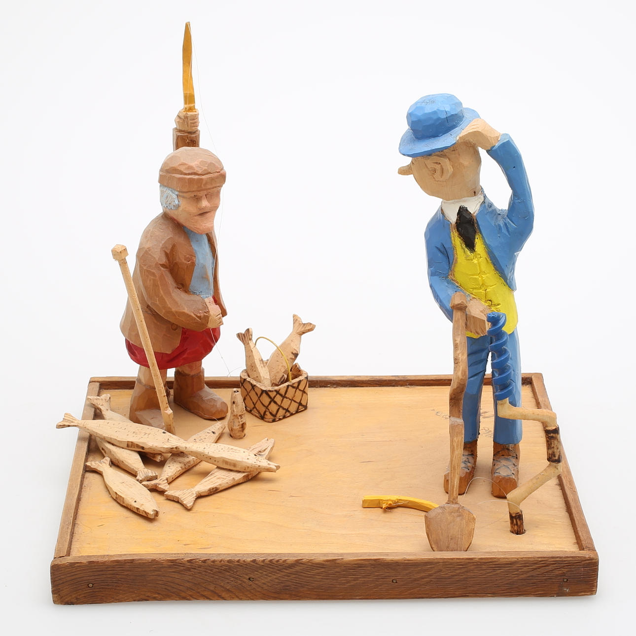 OIDENTIFIERAD KONSTNÄR. Skulptur, Kronblom och gumma på pimpelfiske, snidat trä, signerad, daterad 1993.