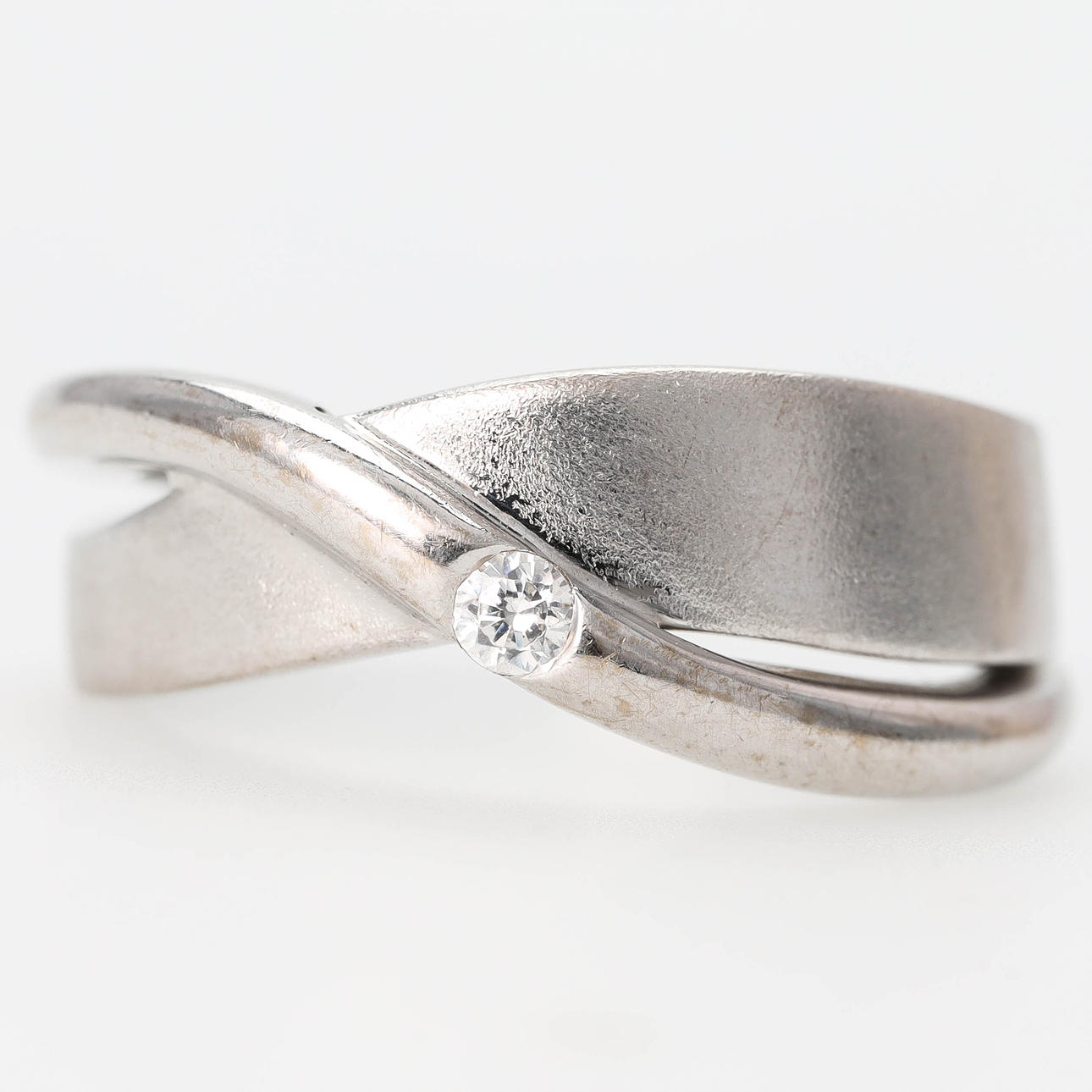 RING, 18k white gold, partly satinated.