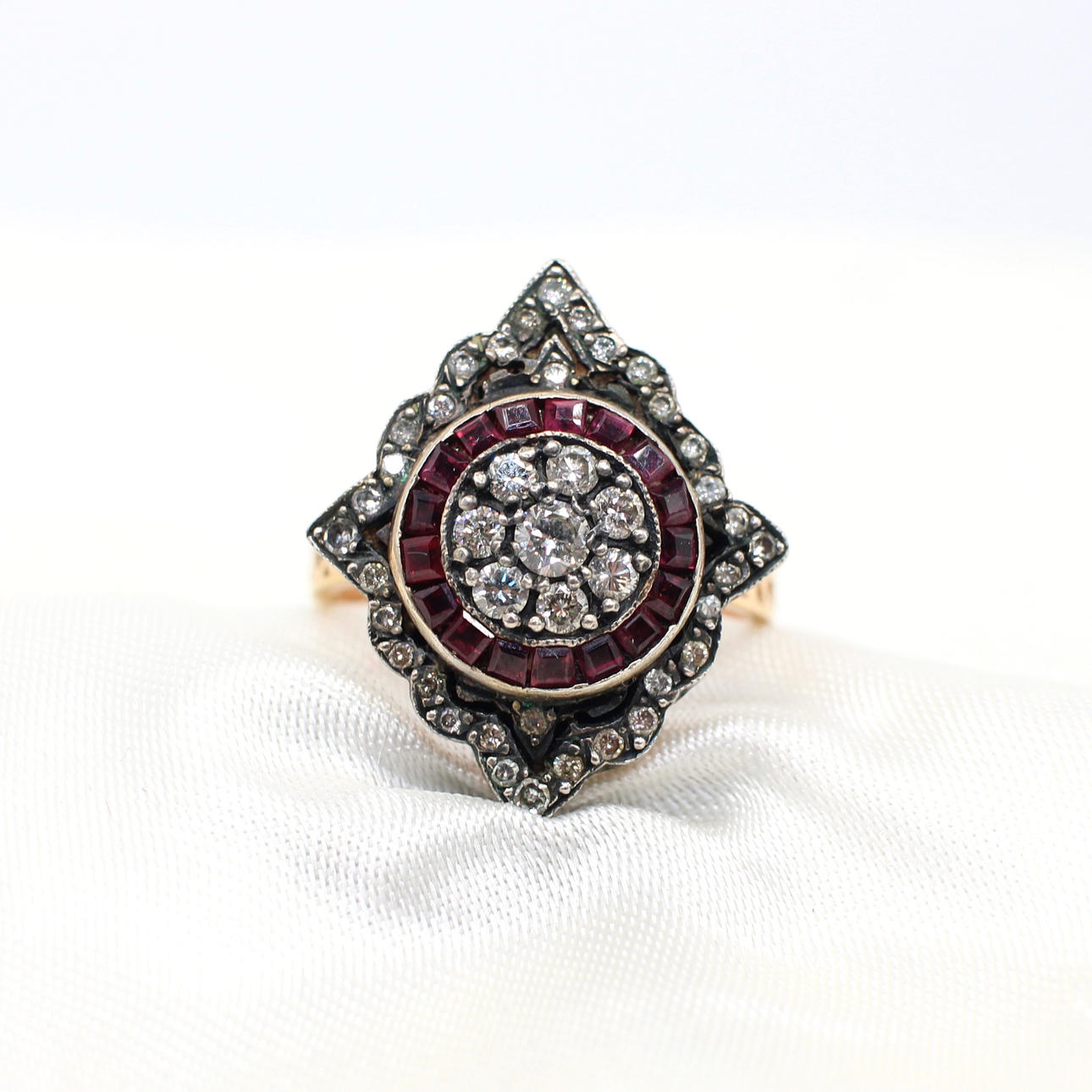 RUBY & DIAMOND RING.