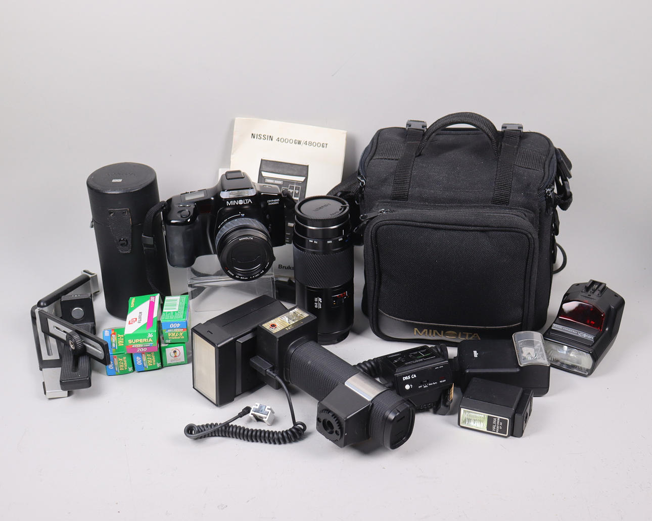 KAMERAUTRUSTNING, Minolta Dynax 5000L, diverse objektiv, blixtar mm.