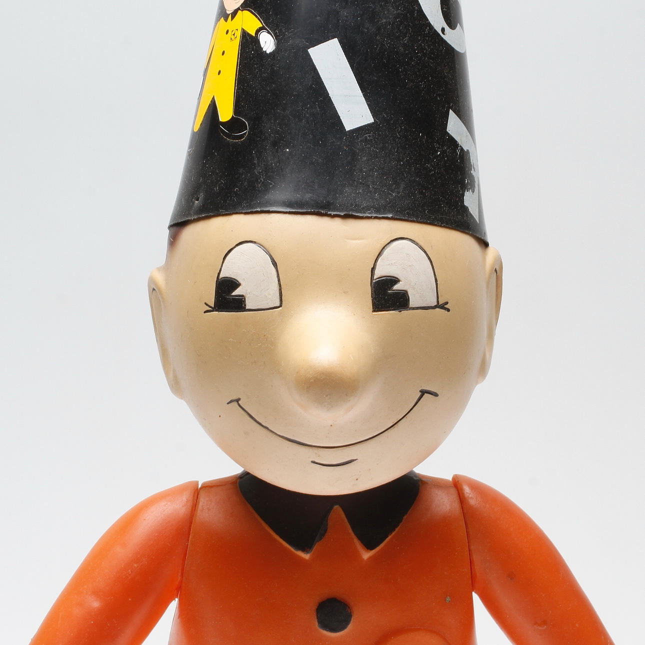 FACITGUBBEN, stor, plast, design Ivan Hammar, omkring 1900-talets mitt.