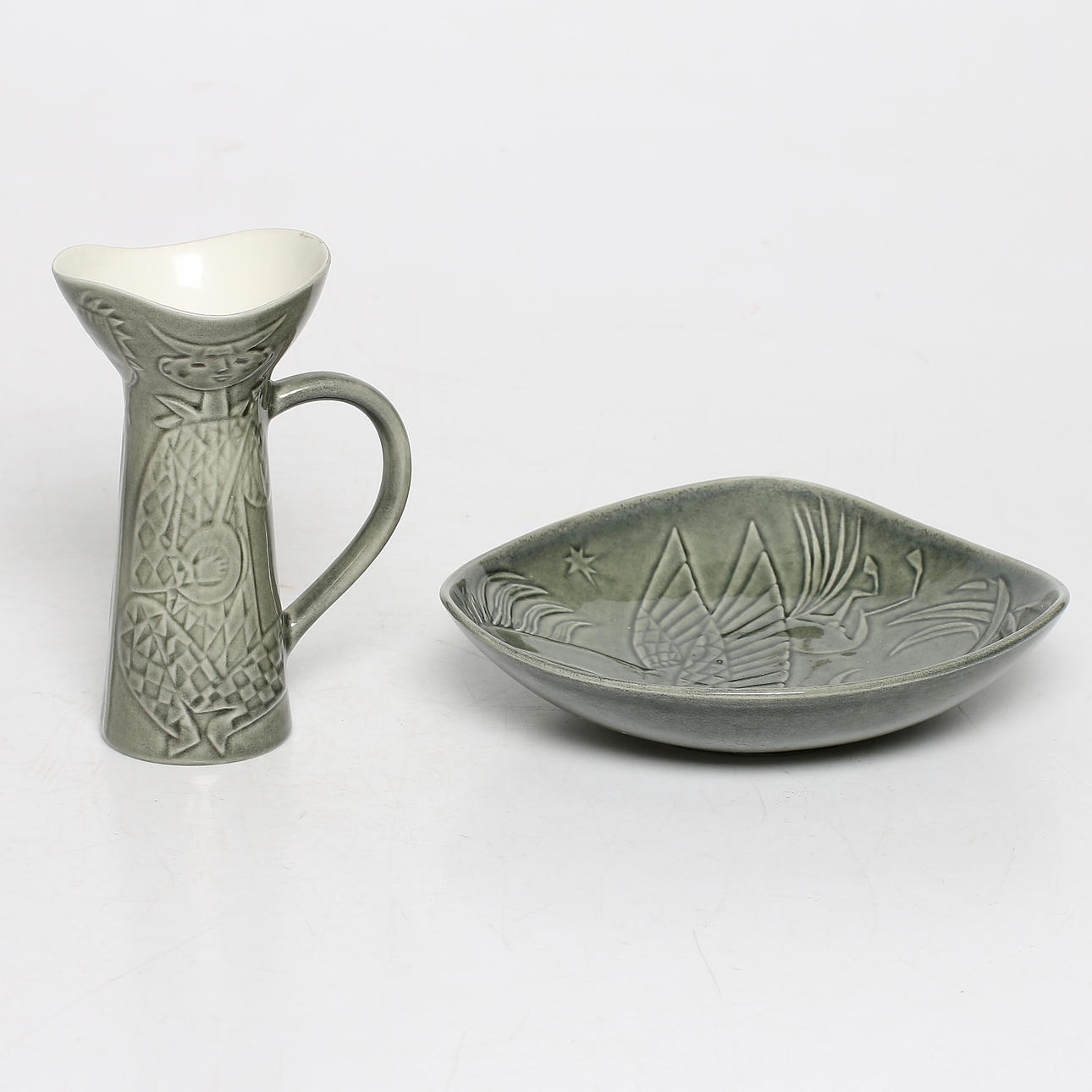 SKÅLFAT och KANNA, 2 delar, porslin, "Pegasus", Carl Harry Stålhane, Rörstrand. 1900-talets mitt.