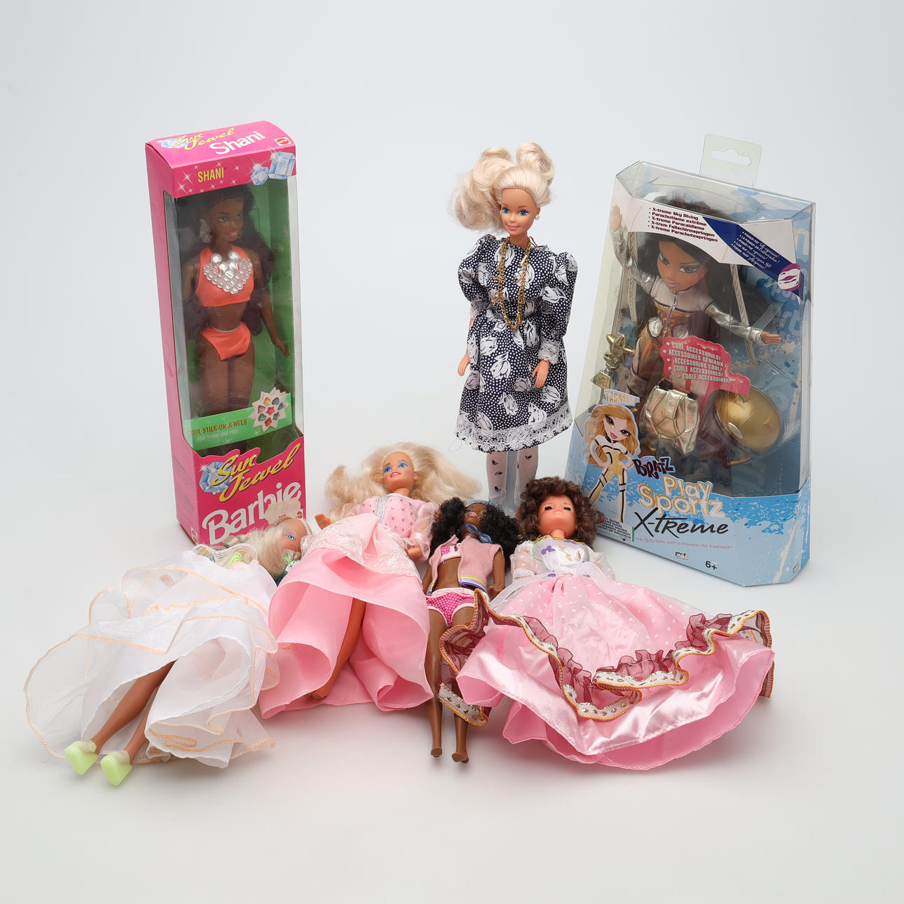 DOLLS, 7 pieces, mostly Barbie, 1976 - 2001.