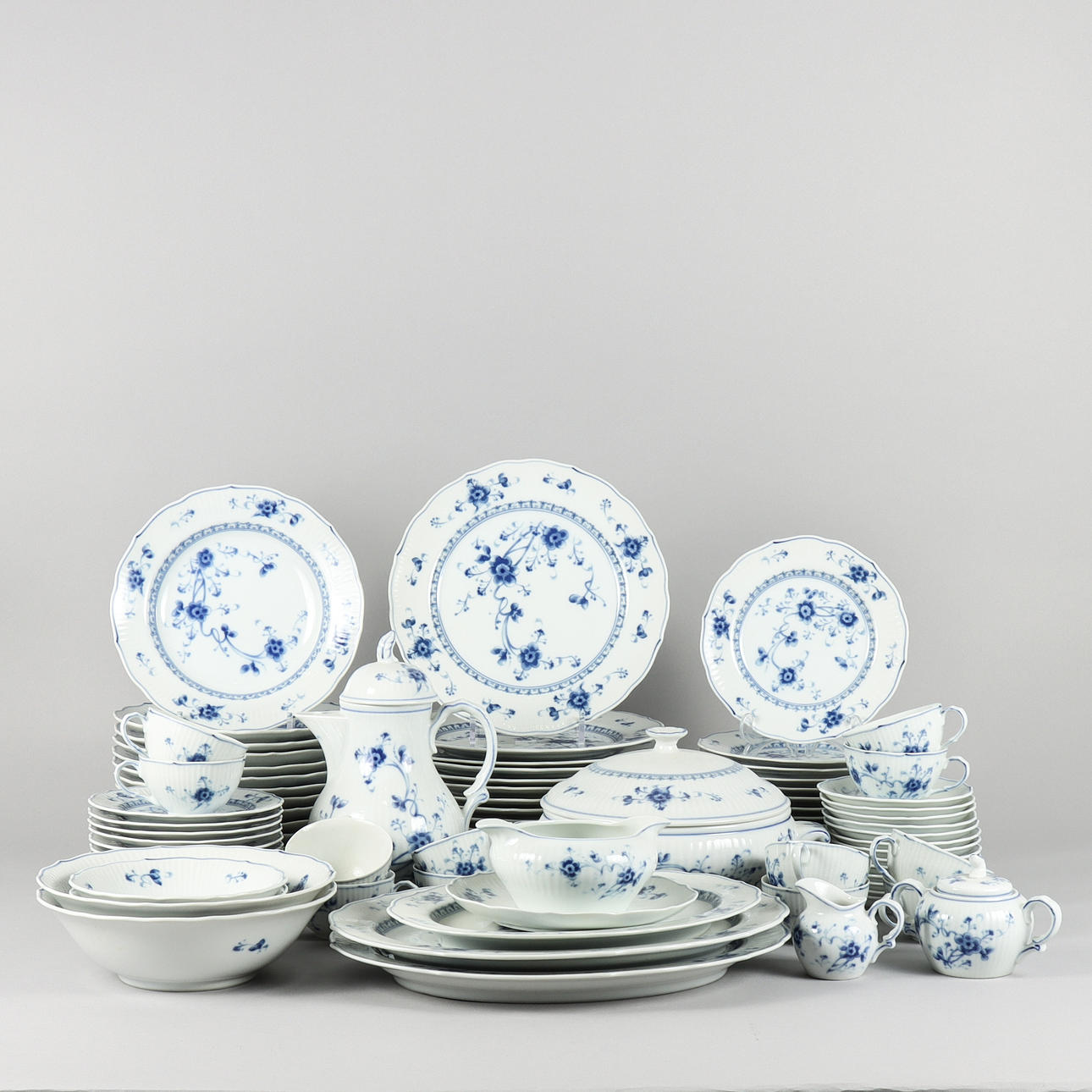 SERVICE Victoria Blue.