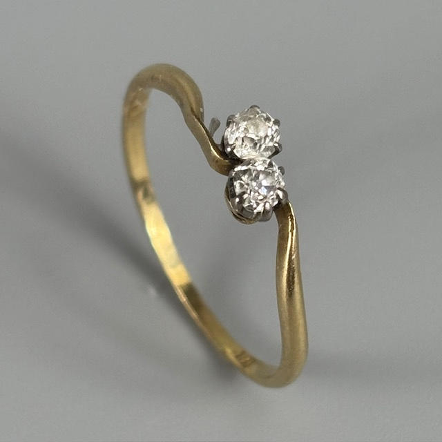ANTIQUE 18CT DIAMOND RING.