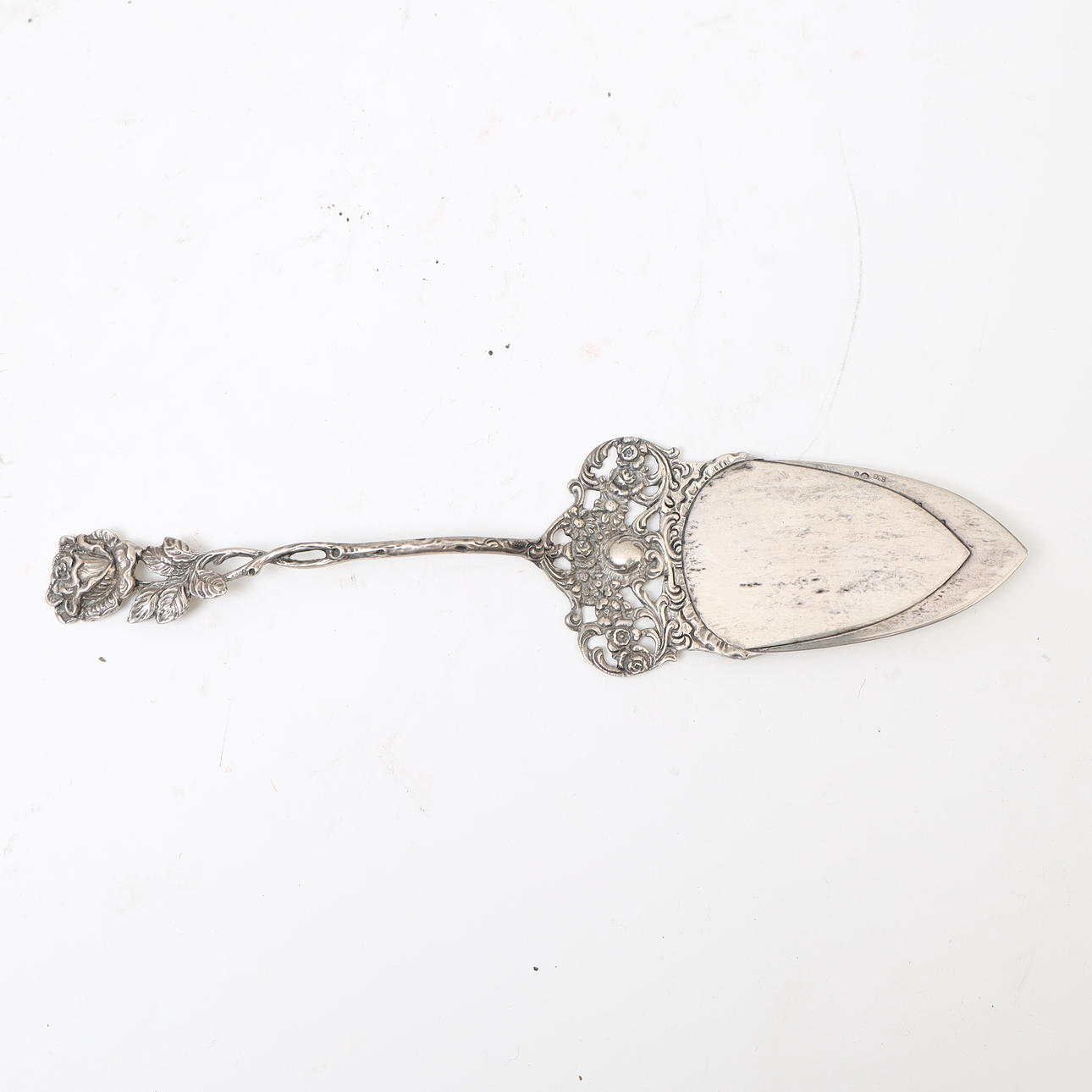 CAKE SPADE, Silver, openwork rose decor.