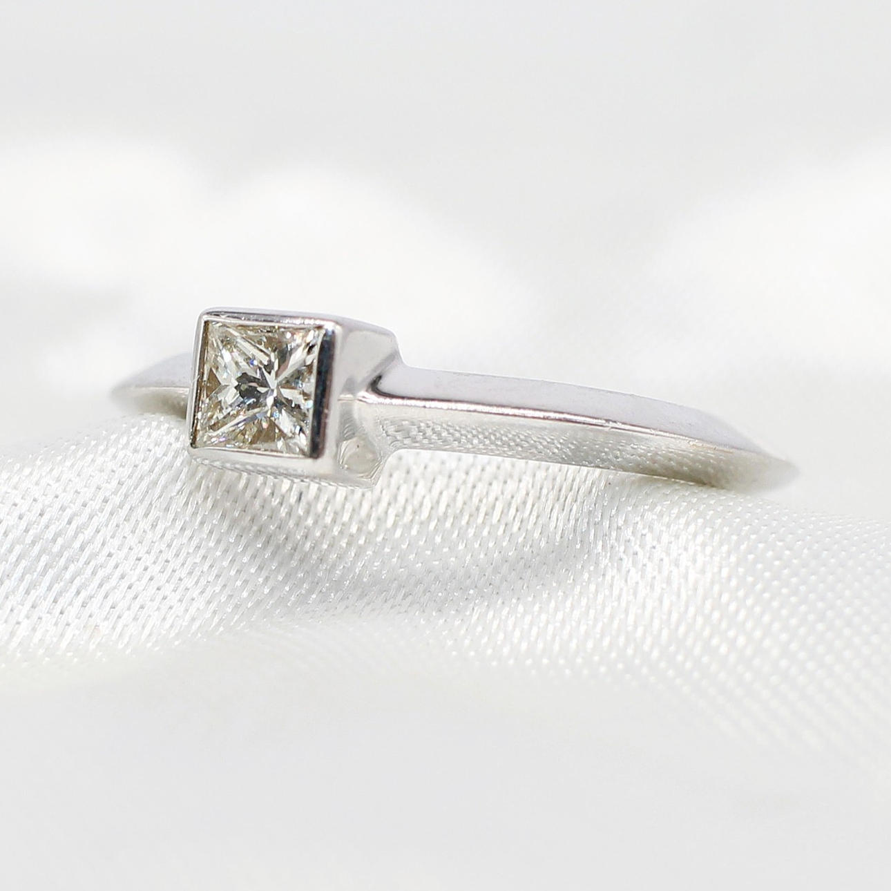 18K PRINCESS CUT DIAMOND SOLITAIRE RING.
