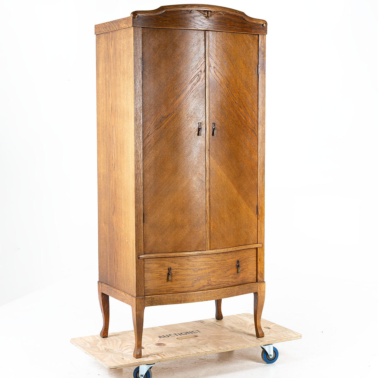 KLÄDSKÅP, ek, 1900-talets första hälft.