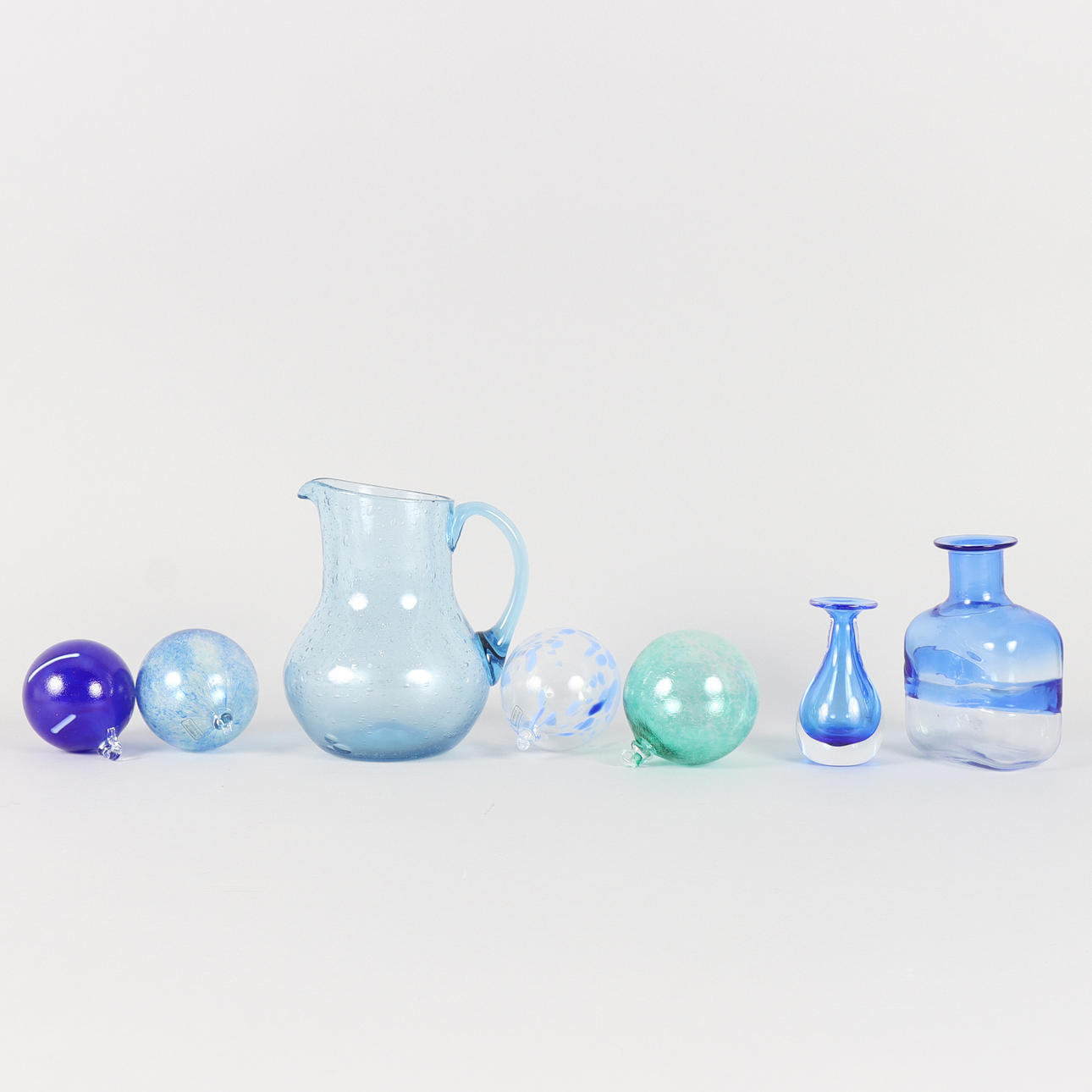 GLASS OBJECTS 7 pieces.