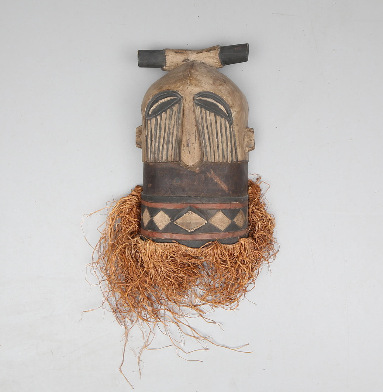 MASK, skuret trä, Afrika, 1900-tal.