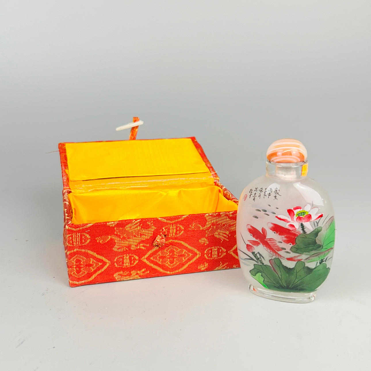 CHINESE INSIDE PAINTED SNUFF BOTTLE.