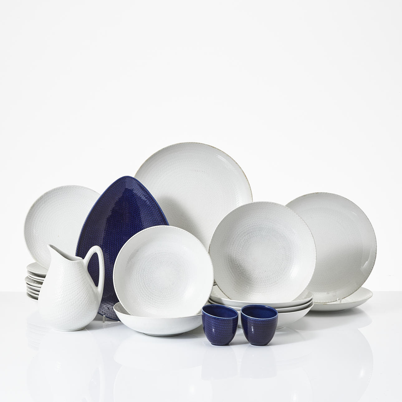 HERTHA BENGTSON. Dining set, 32 dlr., “Blue Eld”, porcelain, Rörstrand.