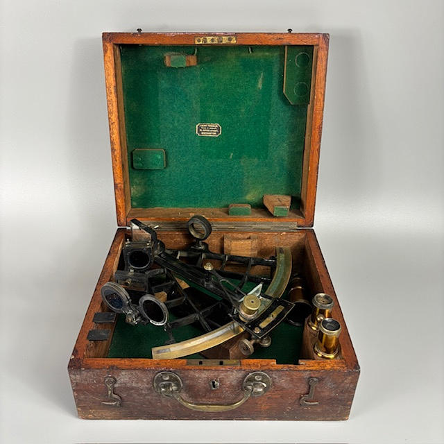 ANTIQUE MARINER'S CASED SEXTANT.