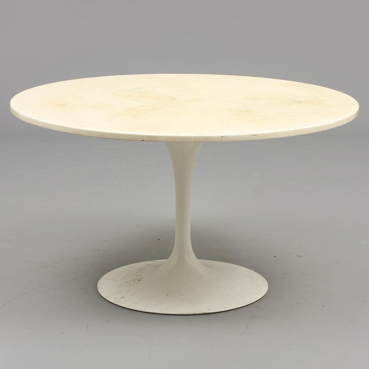 BORD. Möjligen Eero Saarinen, 1900-talets andra hälft.